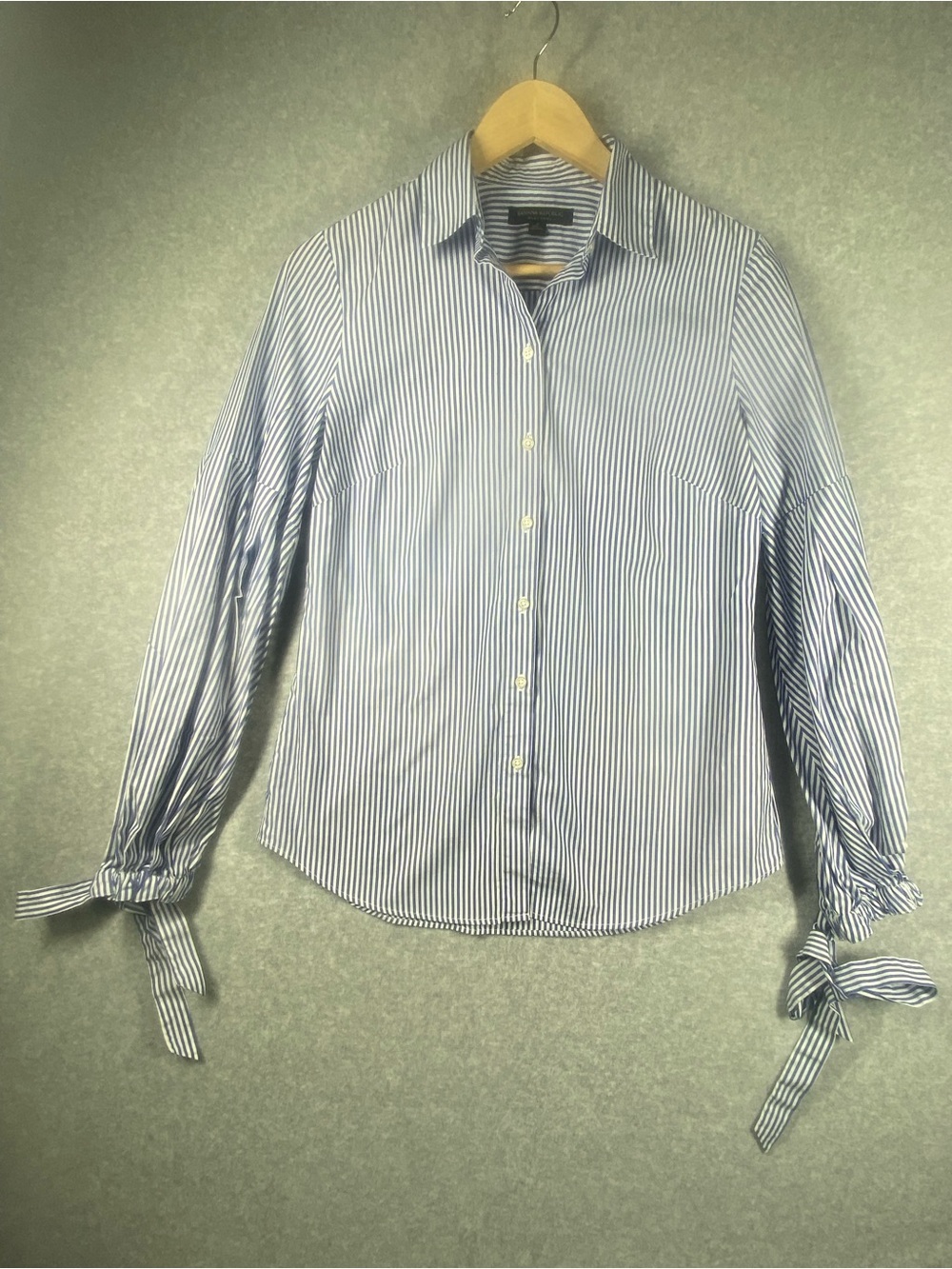 Banana Republic shirt women’s size 4 Navy /White Stripe puffed tie bow cuff nice